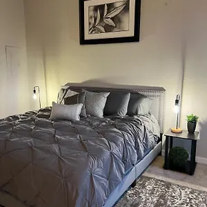 Uptown Gem Spacious With Parking-wifi-10 Min Walk To Spectrum Center Apartment