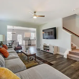 New!! Cozy In Charlotte, Near White Water Center, Uptown & Airport! Holiday home